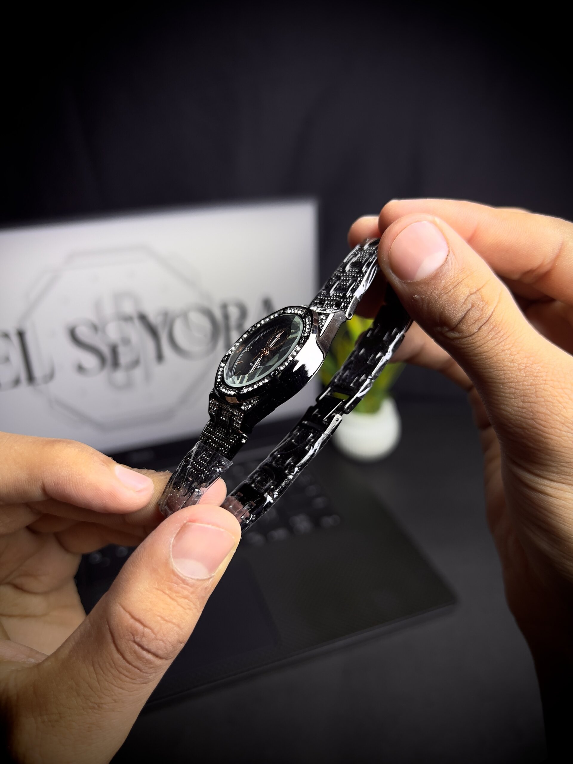 Women watch diamond dial black