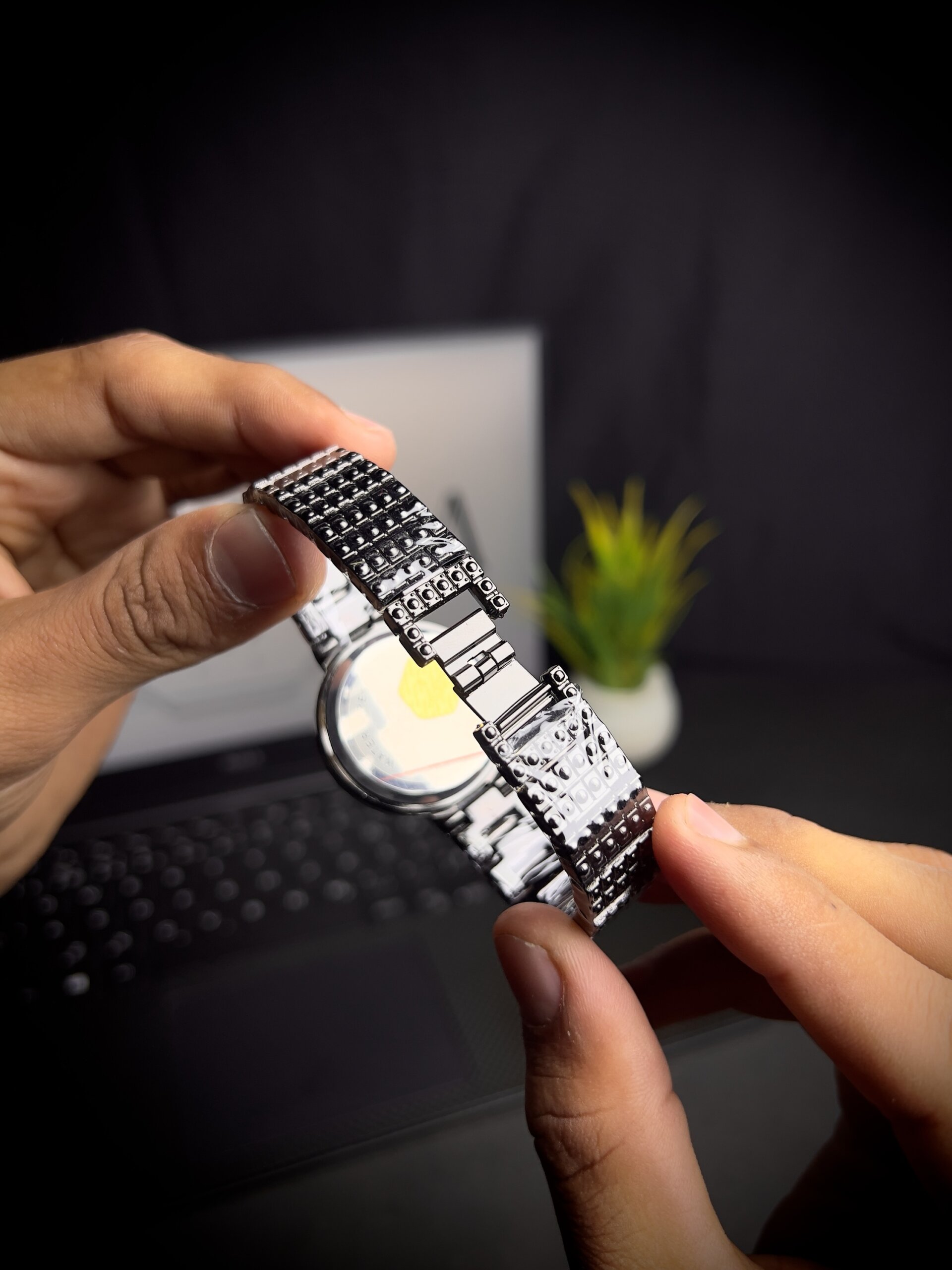 Women watch circle white