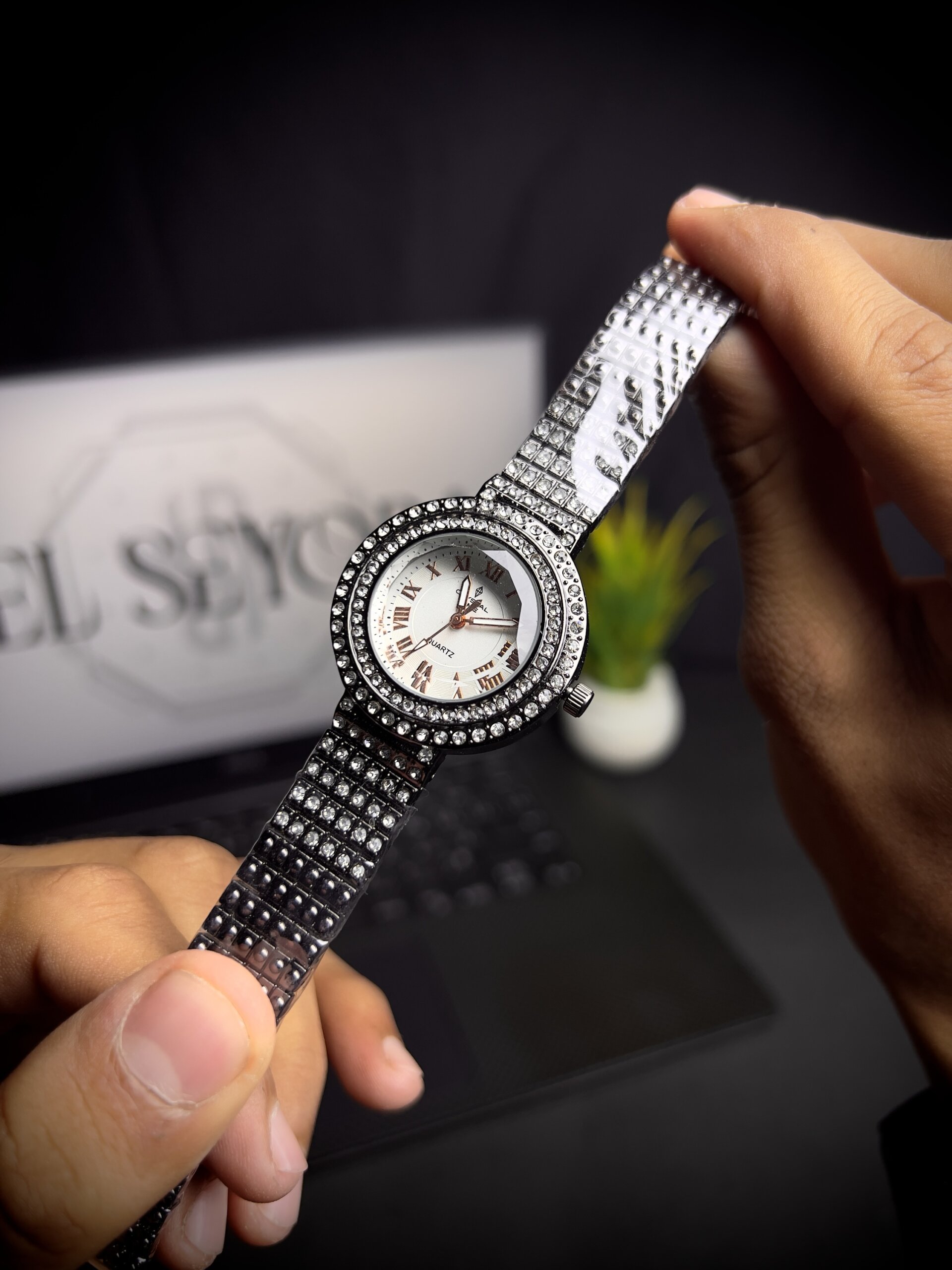 Women watch circle white