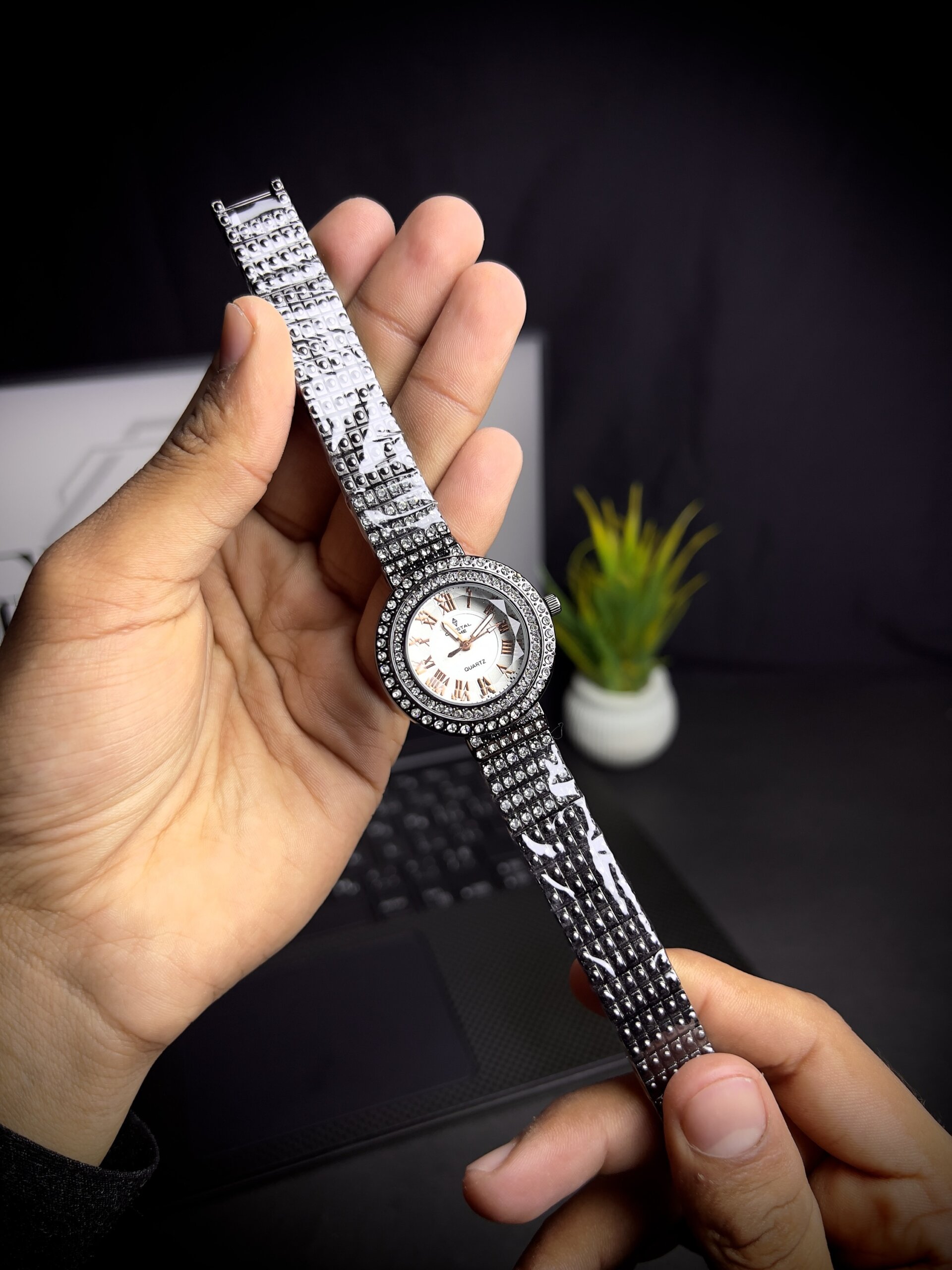 Women watch circle white