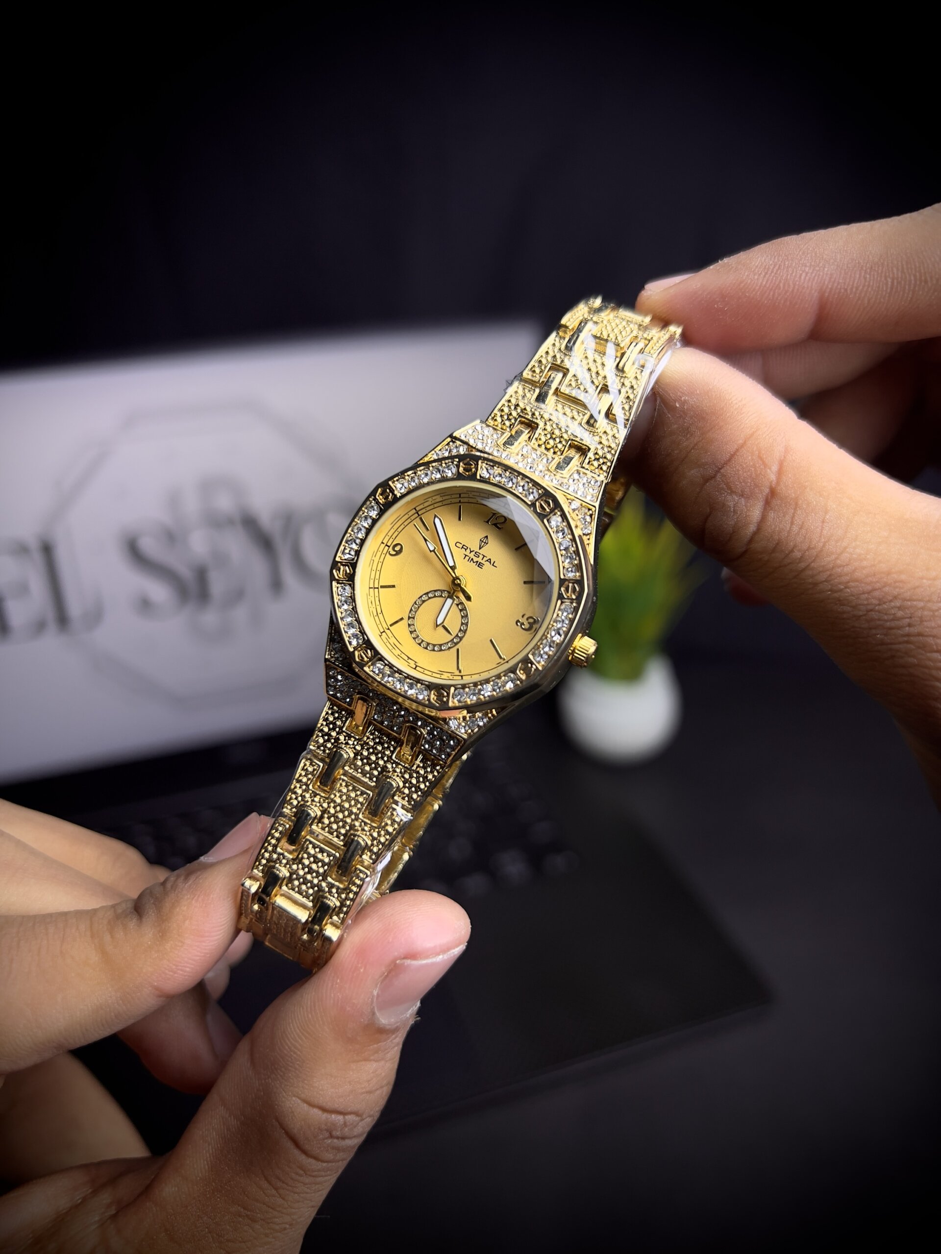 Women watch hex golden