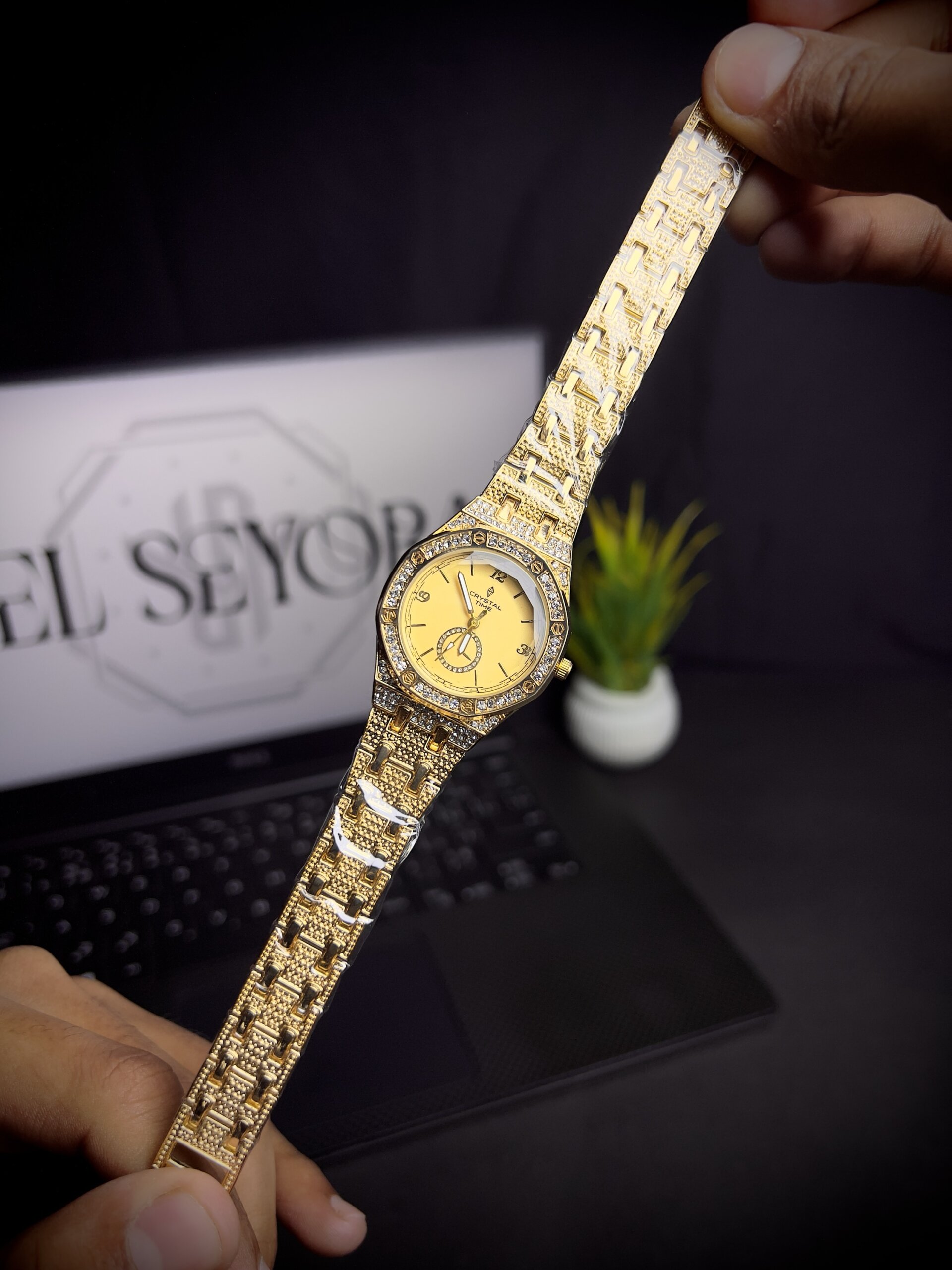 Women watch hex golden