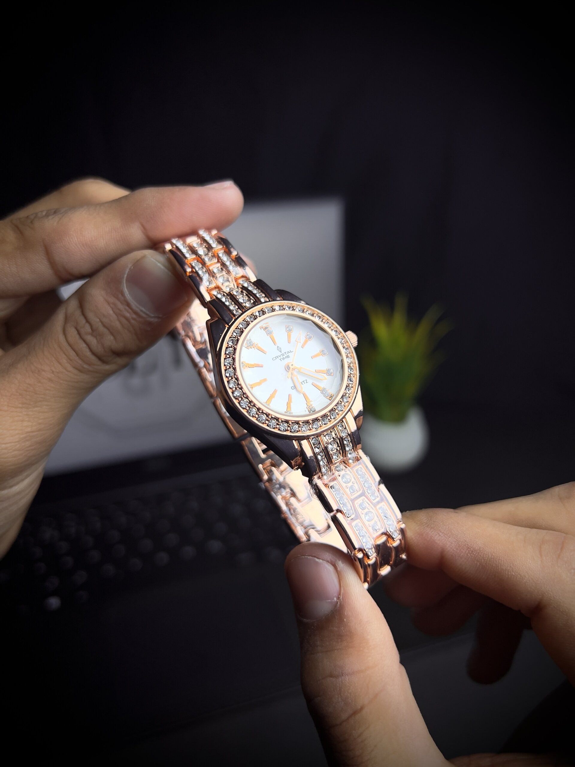 Women watch hexicle white